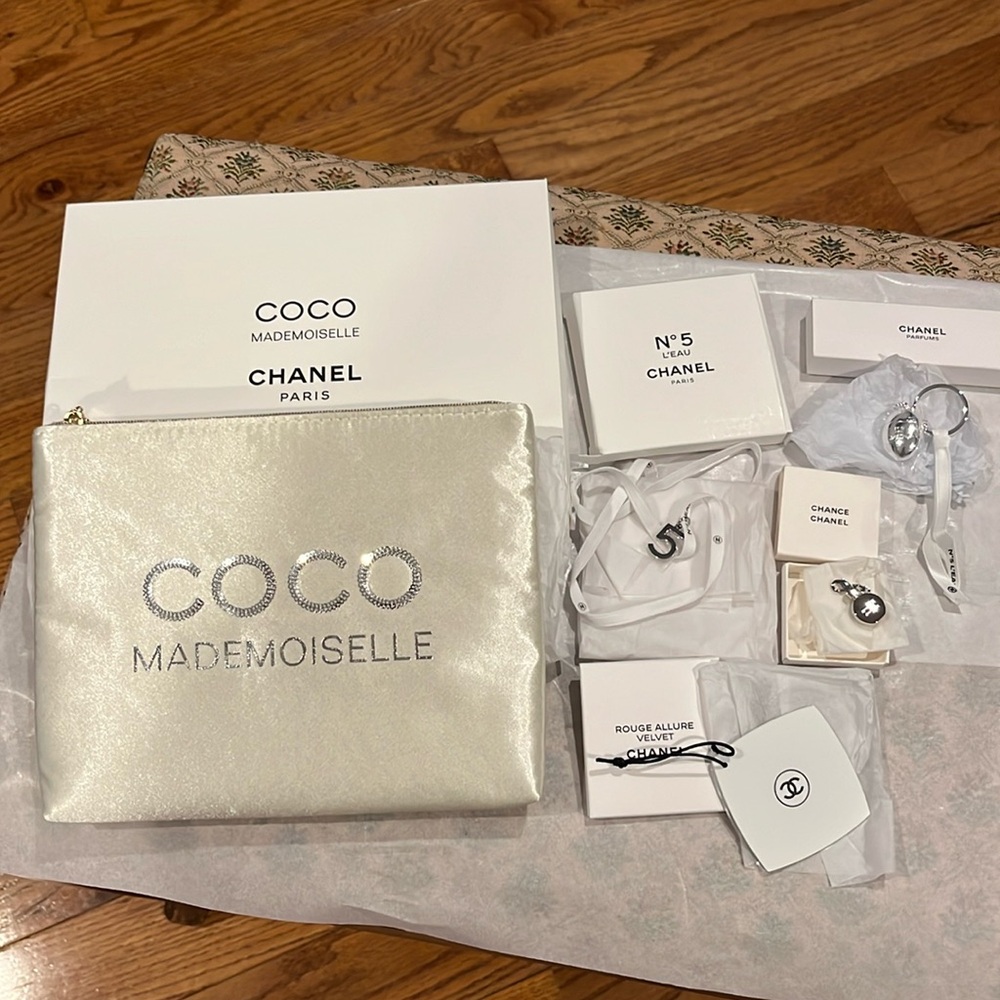 Chanel hostes gifts selling all in a bundle new used comes with what you see